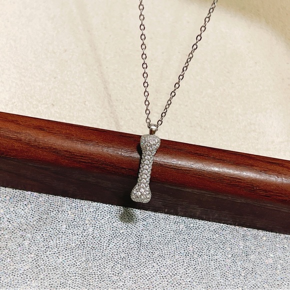 ✨ cute sparkly all clear stones bone 🦴 necklace - Picture 9 of 10